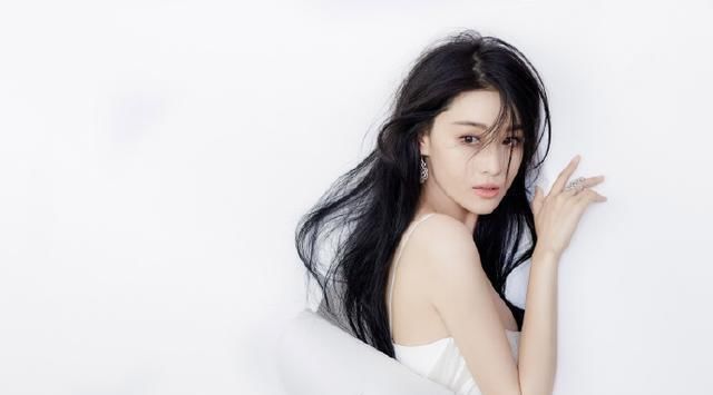 设计■张馨予婚后穿搭性感诱人,好身材一览无遗,网友:何教官不吃醋吗