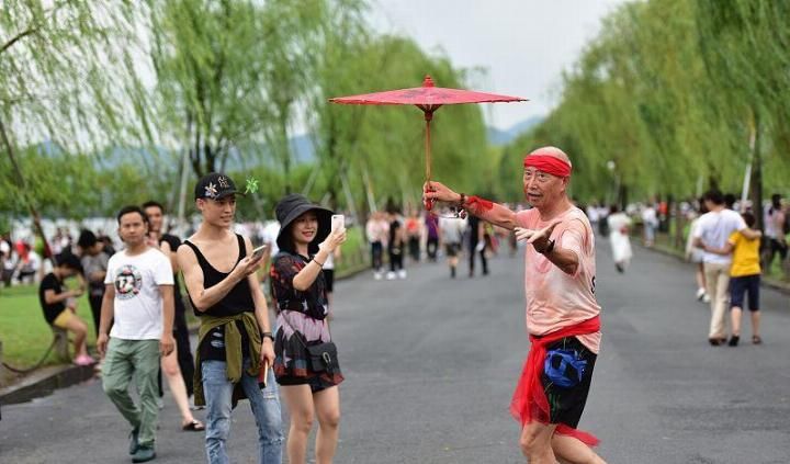 养老金按工龄“划分”? 企业退休养老金突飞猛进, 差距有望消除!