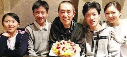  『张艺谋』69岁张艺谋全家福，儿女成堆，57岁岳母与娇妻傻傻分不清楚