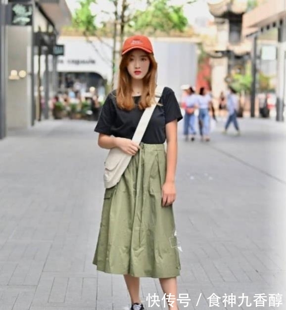  【美女】街拍美女：身材有型的牛仔裤小姐姐，尽显青春活力感！