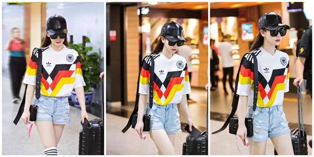 戚薇背33000的包包，化身足球迷妹，运动套装一套比一套好看