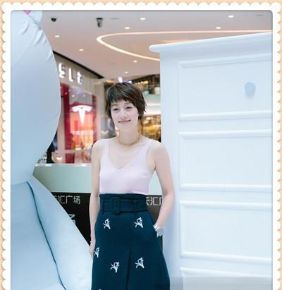 马伊琍现身活动，上半身只穿一件小背心，网友42岁也疯狂！