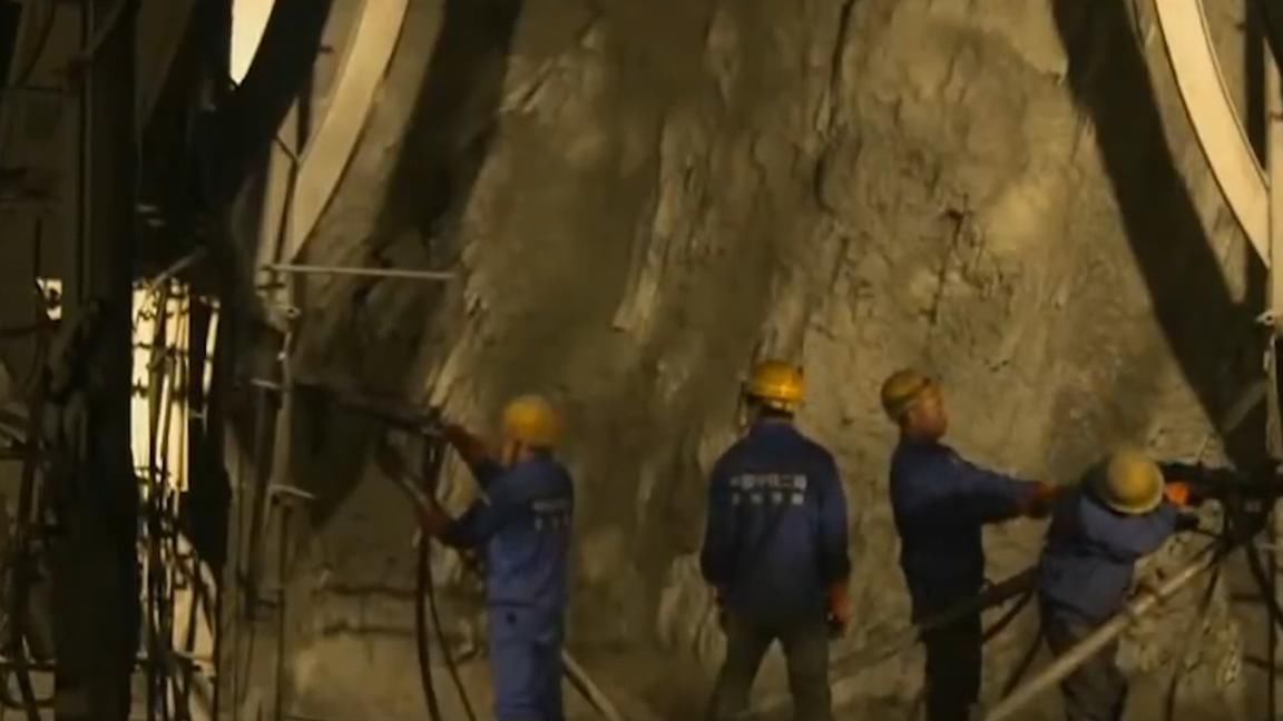 打穿喜马拉雅山！在西藏修建一条铁路，直达尼泊尔！