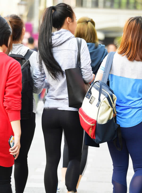 小姐姐也是比较喜欢用紧身裤穿出自己那凹凸有致的好身材，但是感