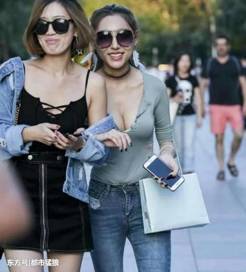 街拍: 身材“有料”, 确定是这衣质量不好才被撑破的?