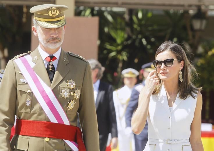 46岁西班牙王后完美“天鹅臂”，独得国王宠爱，美丽风采折服众人