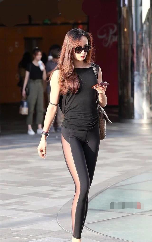 2018最流行的打底裤风格，穿的就是线条感，舒适也挡不住美！