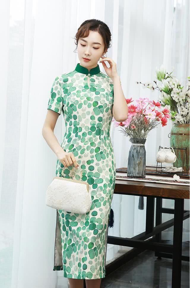  【人到中年】人到中年别总穿裤子，这件“旗袍”就更有女人味，优雅又洋气