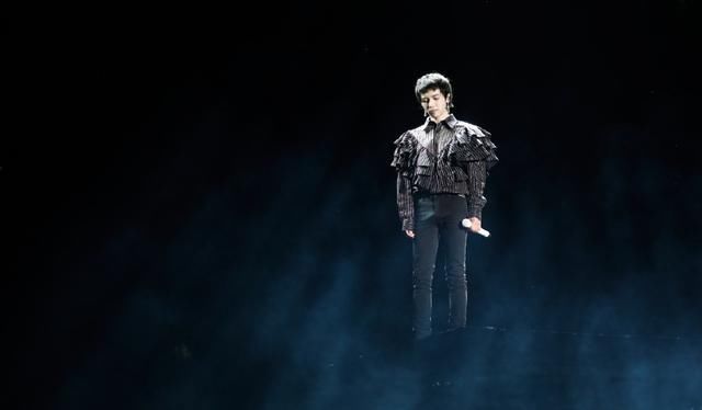 28岁华晨宇火星演唱会完美收官，个性红流苏确定不是啦啦队道具？