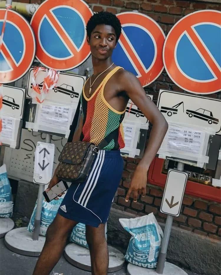 为什么女生穿背心很性感，男生穿就像老大爷!