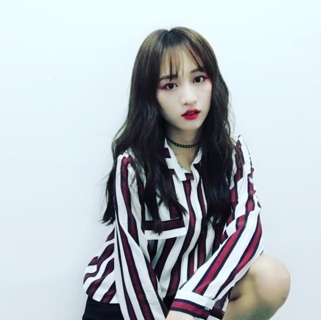 鞠婧祎亮相，化个淡妆就这么美，这一点和黄婷婷就不同了！