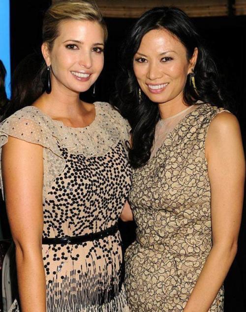 37岁的伊万卡,尖头高跟鞋很优雅,与邓文迪同框完胜!