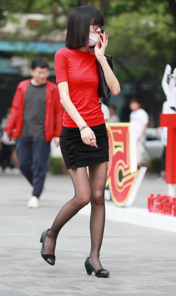 窈窕小姐姐贴身上衣搭配包臀裙显凹凸有致好身材，黑丝包裹的大长