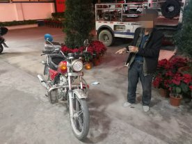  『摩托车』摩托车撞人后逃逸，汕头交警一路追踪……