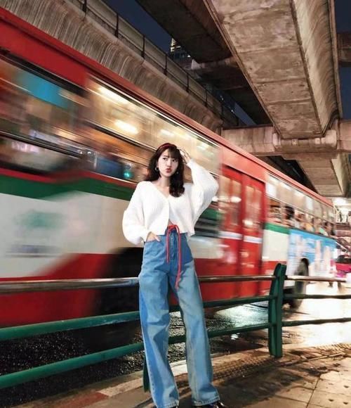  『腿太粗还』初春毛衣的高级搭配示范，时髦又优雅，让你走在时尚前沿