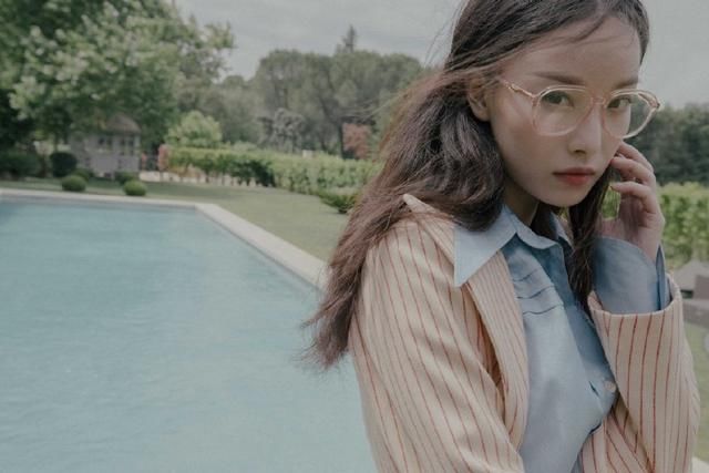 倪妮跟宋祖儿相差十岁，同穿2万的条纹西装，输了年龄却赢了气质