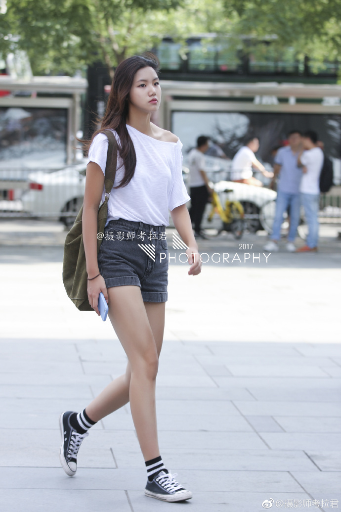 路人街拍：外国小姐姐的身材比例是很好的，穿的也绝对清爽