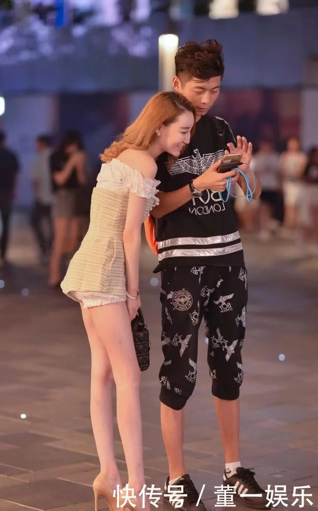 玲珑有致的身材，甜美可人，惹人怜爱,怪不得小伙非要一张这样的