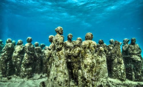 游客发现底里聚集大量“人群”，相关部门闻讯后立即展开调查