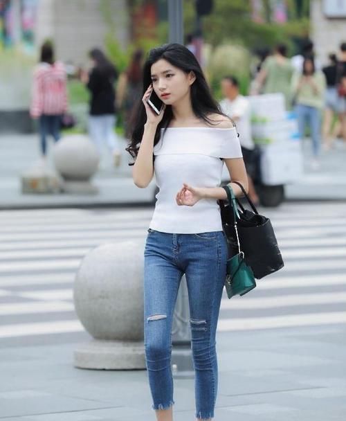  『时尚女孩』紧身牛仔裤显青春活力，修身的穿搭，让女人充满时尚气息！