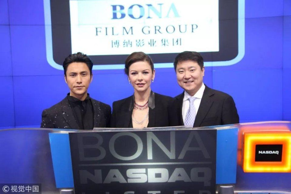 雷军上市敲钟穿得像新郎,画风喜庆我不敢看,史上最全敲钟攻略