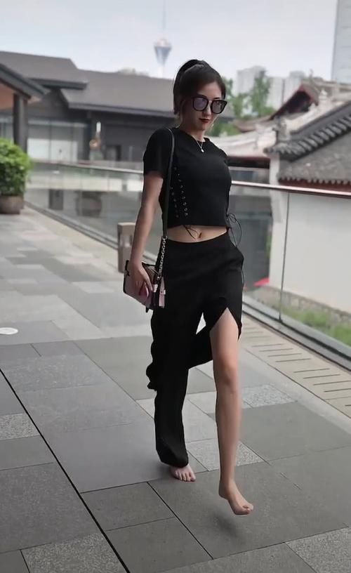 「美女」美女光脚走路,火了一条“越走越短”的长裤,穿上变时髦精