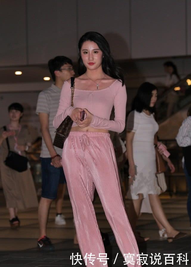 #迷人#小姐姐肤白人美,粉色穿搭太迷人,御姐气息满满!