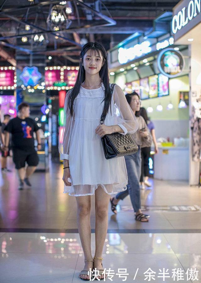 「秀丽」街拍时髦潮人穿搭,不规则长裙甜美又秀丽,连衣裙叠穿层次感丰富