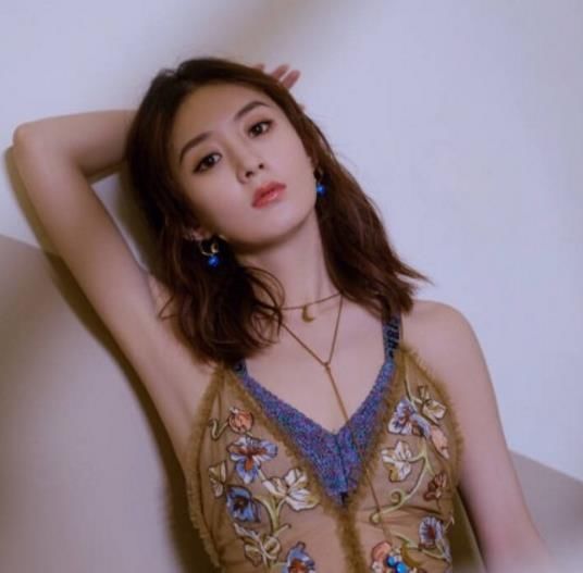 画风突变，赵丽颖化身性感小天使，Dior迪奥功不可没