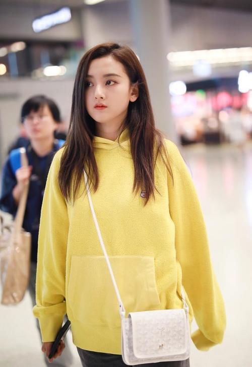  『戚薇联名款』开春不穿水果色卫衣怎么行，男星女星都在穿，再不穿一件就out了
