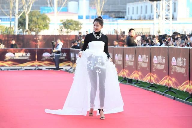 时装精也有失手的时候：王子文穿错打底裤好尴尬，刘雯则丑的离谱