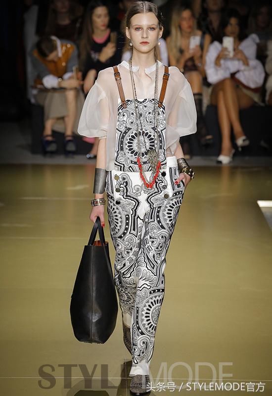 背带裤回潮，除了减龄还似女神！