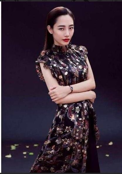 白百何出席某活动，身穿“西红柿炒鸡蛋”臀部宽大惹争议？