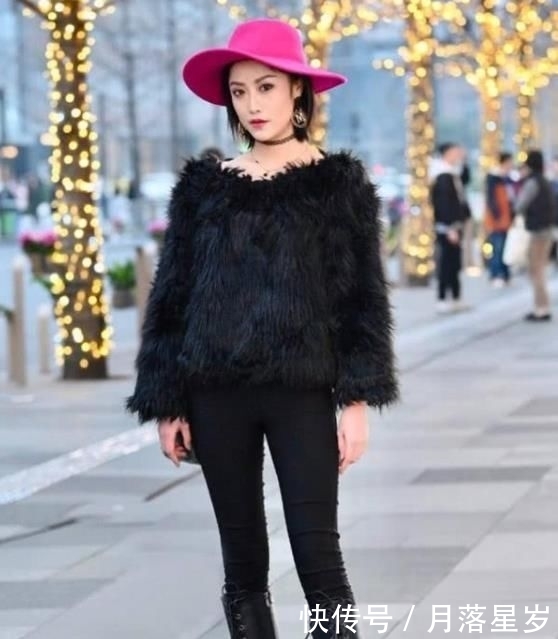  #美女#街拍：浓眉大眼的美女，一件黑色上衣配黑色打底裤，时尚帅气十足