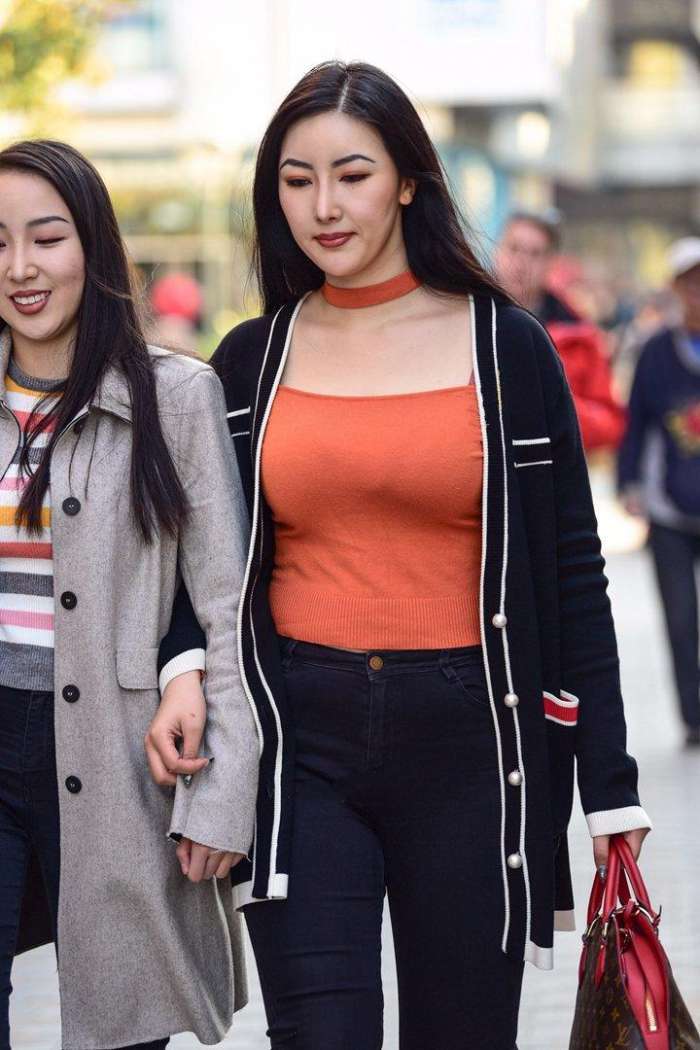 颇有时尚魅力的美女, 穿得有气场, 傲人身段更引人注目