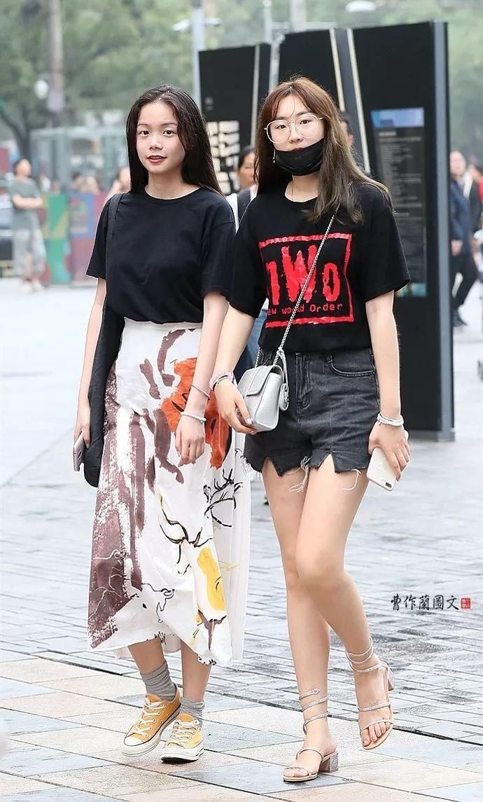 街拍:不敢让男友看到的漂亮闺蜜