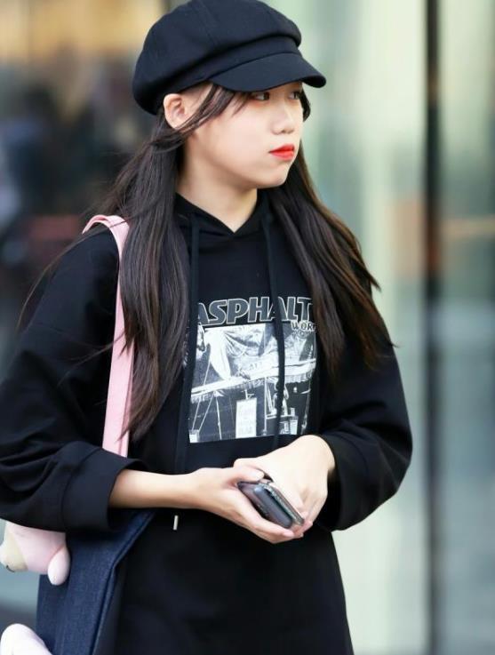 【气质】街拍瑰姿艳逸的美女,一条灰色的连衣裙,时尚清爽魅力气质