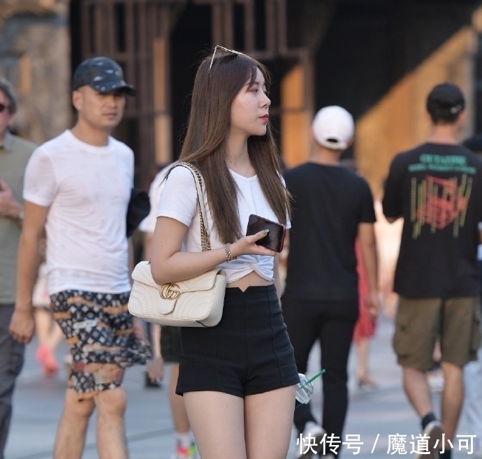 「让自己」爱美的年纪,时尚姑娘选择短裤装展现外在美