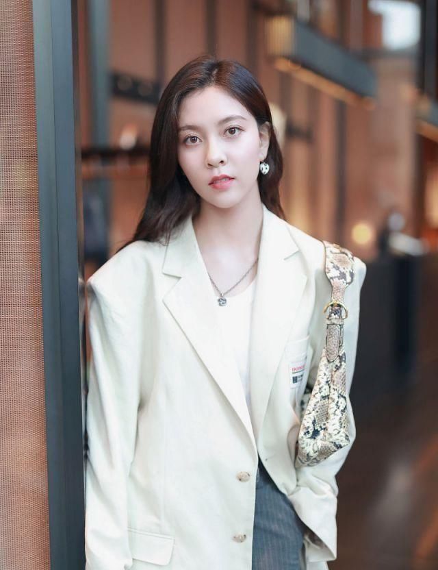  #白裙#宋妍菲穿白裙秀窈窕身段，穿白色西装潇洒迷人，天生丽质有星味
