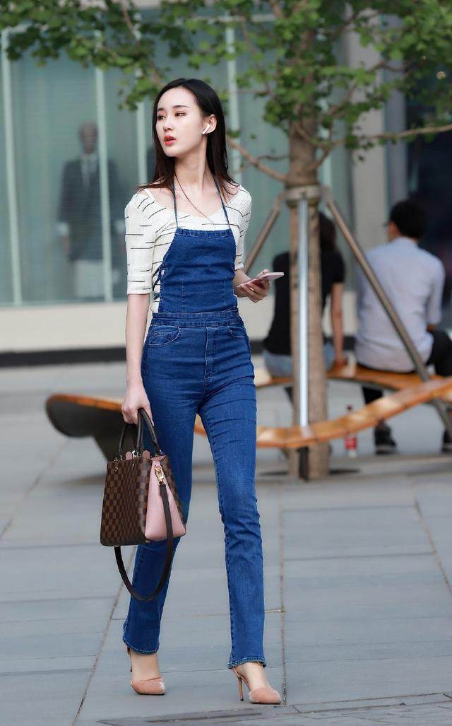 街拍: 这一组闺蜜不分伯仲, 女子力满满!