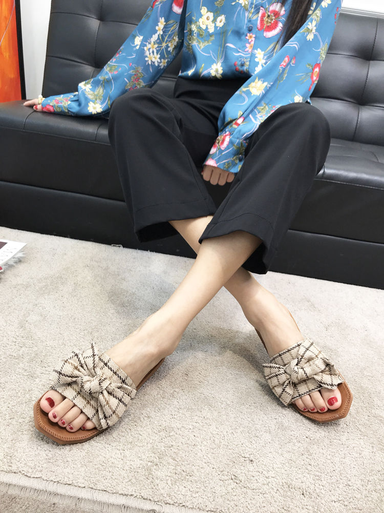 去海边玩的时候，看到好多小姐姐穿这样凉拖，让人忍不住多看两眼