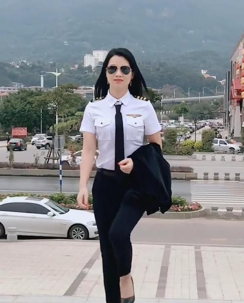 『女人』30多的女人穿制服现身，一种轻熟的女人味