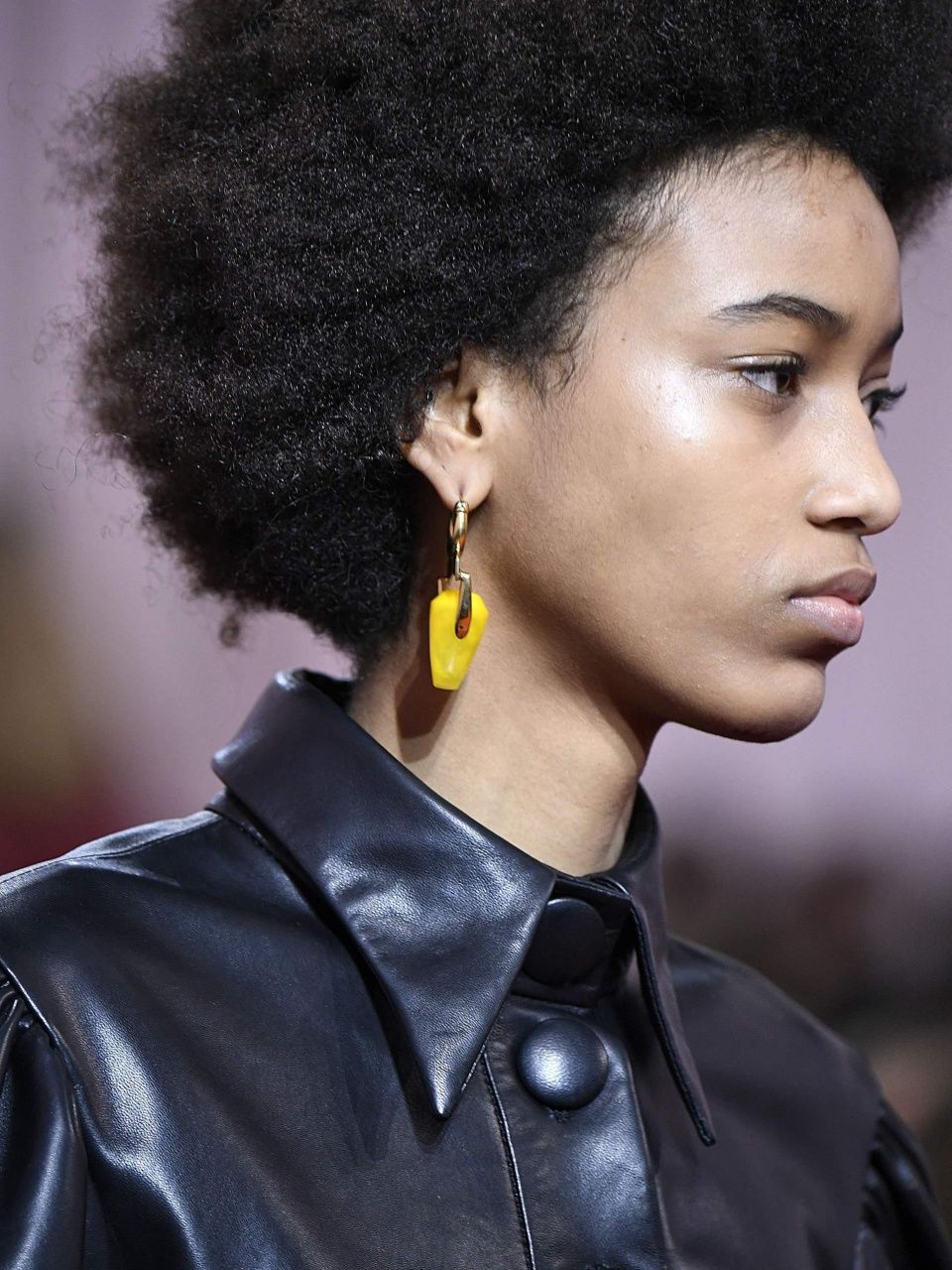 一对耳环，就能轻松解决职场穿搭难题?