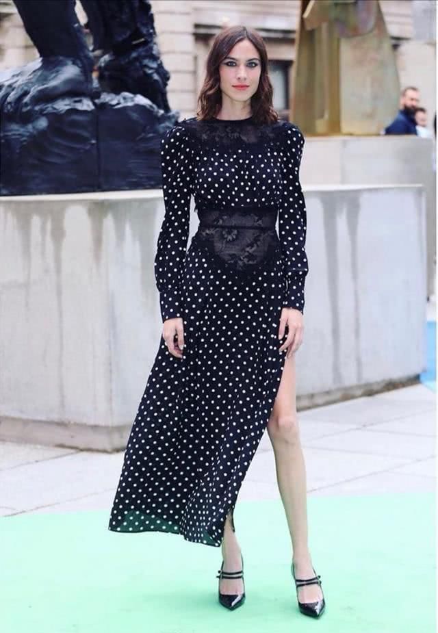  【還是】白色运动鞋最后還是被它替代了，时尚潮流舒服又显高，150女生都动了心