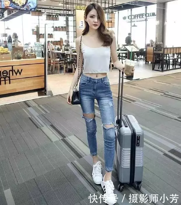 街拍:美女身穿性感的露肩装,展露非常好看的锁骨，非常的迷人！