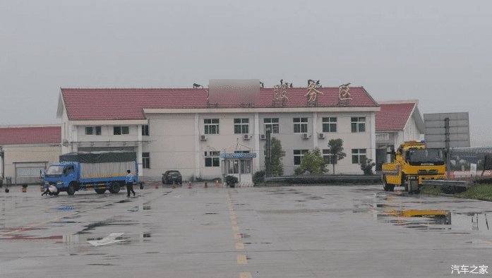  救命@高速上突然下起大暴雨咋办？交警：记住这样做，关键时刻能