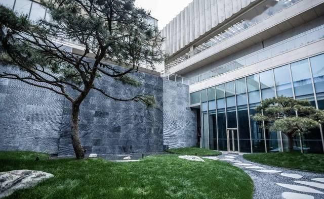  【联名】地产大佬联名的时尚大片，你能想到什么样吗？