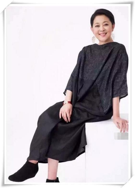 倪萍不服老!大热天穿一件9分毛裤走机场，网友:59岁也疯狂?