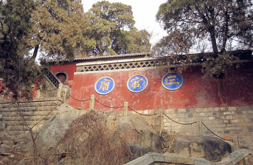 新年烧香祈福,各地的寺庙成为热门景区,香劵其实就是门票
