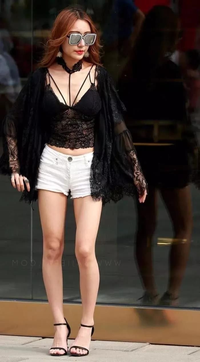 魔都街头街拍:图1有点微胖，但是图2不是谁都养的起